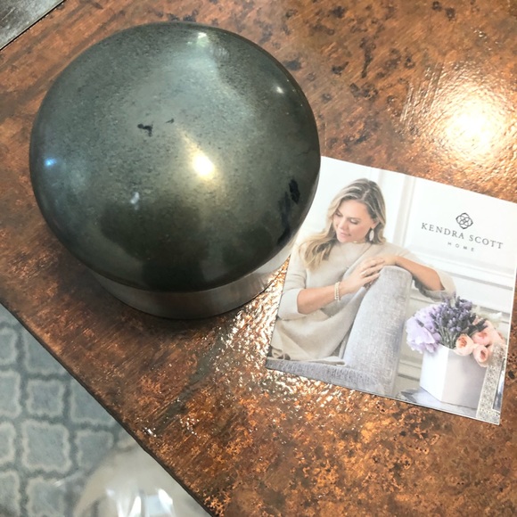 Kendra Scott Mini Decorative Dome Box NWT - Picture 2 of 6